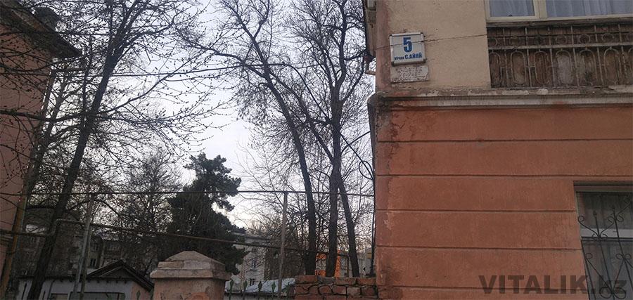 Душанбе Айни Участок убирает дворник