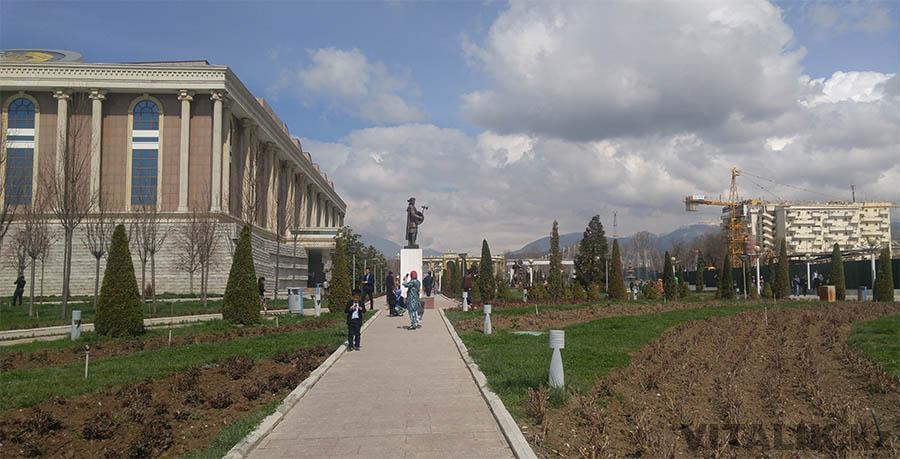 Возле музея Душанбе
