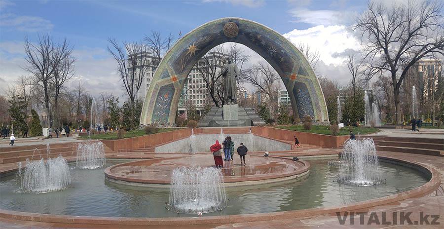 Памятник Рудаки в Душанбе