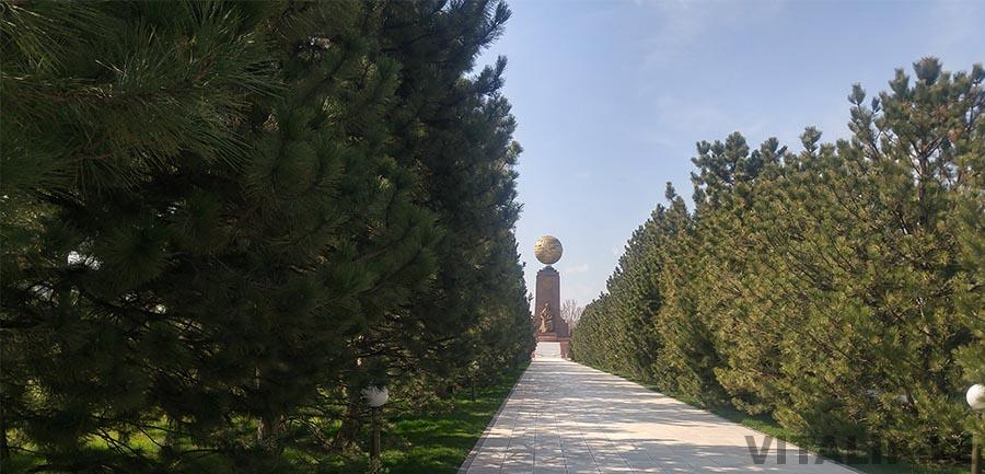 Парк возле Дома правительства Узбекистана