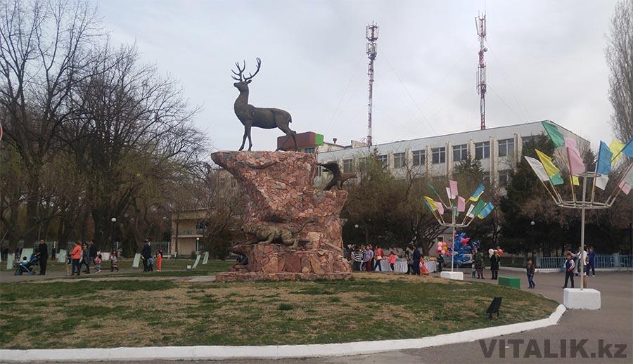 Скульптура Олень возле Ботанического Ташкент