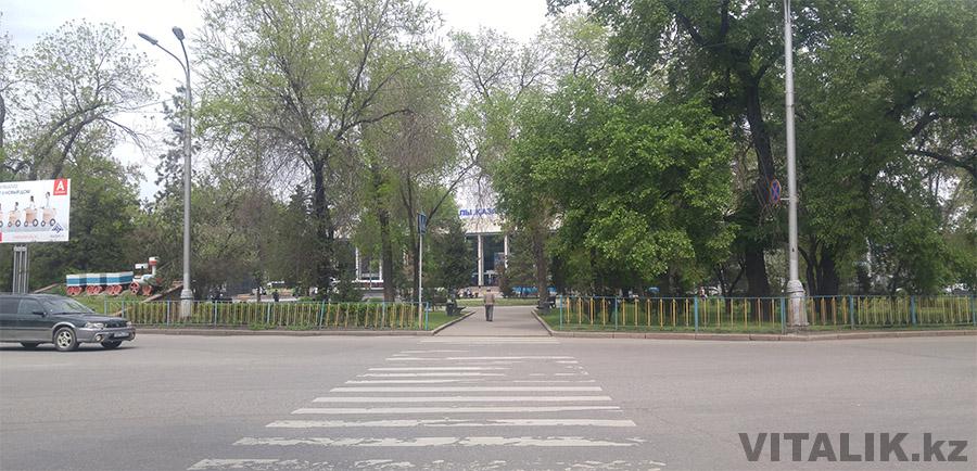 Парк перед вокзалом Алматы 1