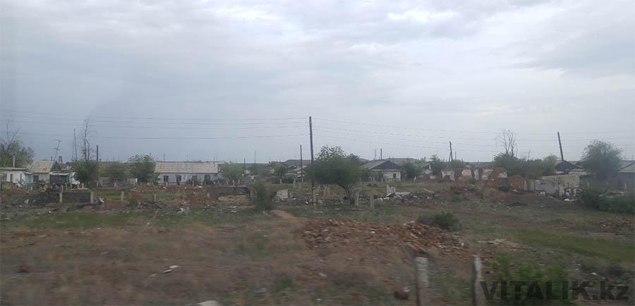 Село Аксуйек разрушенные дома