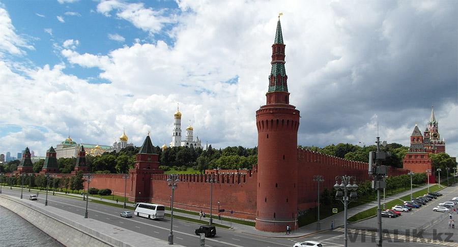 Кремлевская набережная стены Кремля