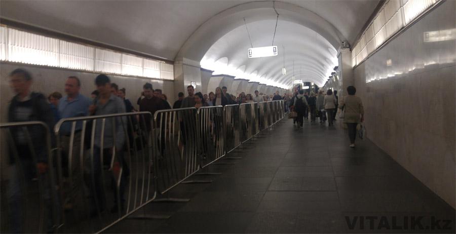 Пробка из людей в московском метро